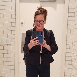 Meet your Posher, Lora